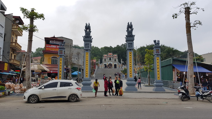 Ban Quản lý đền cho biết, những ngày cuối năm người dân đến lễ bái rất đông, chật kín cả khu đền. Còn dịp cuối năm thì thường khá vắng so với đầu năm. (Ảnh: Trọng Nghĩa)