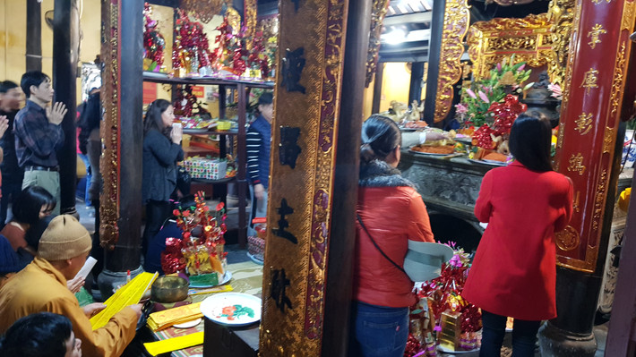 Những người đến đền Bà Chúa Kho chủ yếu là dân buôn bán, kinh doanh ở địa phương và các tỉnh, thành lân cận đến khấn vái. (Ảnh: Trọng Nghĩa)