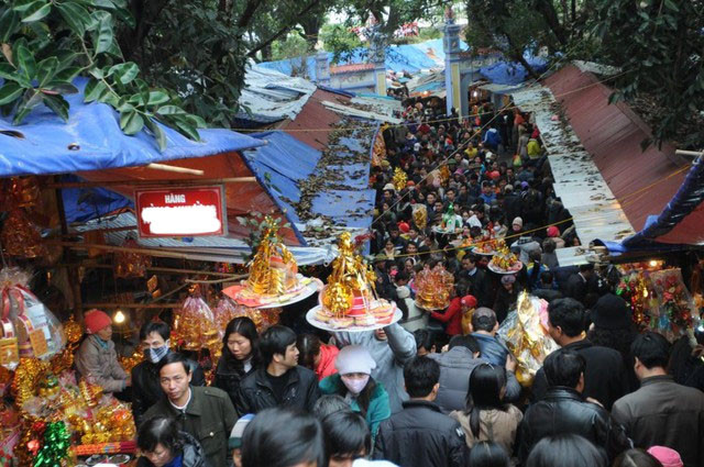 Cảnh chen chúc đi lễ, xin lộc, “vay vốn” đầu năm tại đền Bà Chúa Kho.