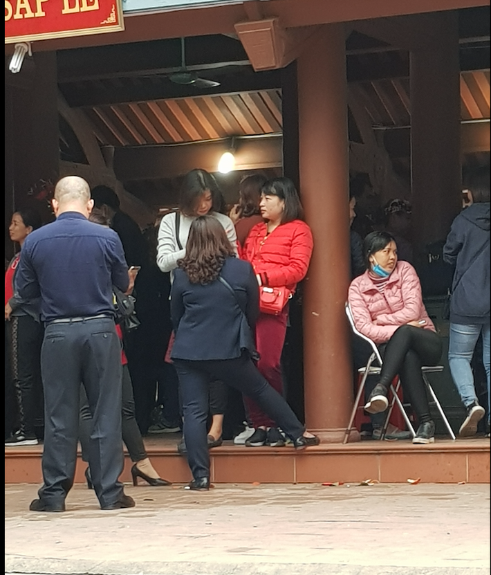 Dịch vụ khấn thuê có giá thấp nhất là 50 nghìn đồng. Ngoài ra, những người hành nghề này còn khấn theo nhu cầu, và theo các gói phụ thuộc vào mức tiền khác nhau.Có gói khấn vái lên đến cả triệu đồng. (Ảnh: Trọng Nghĩa)