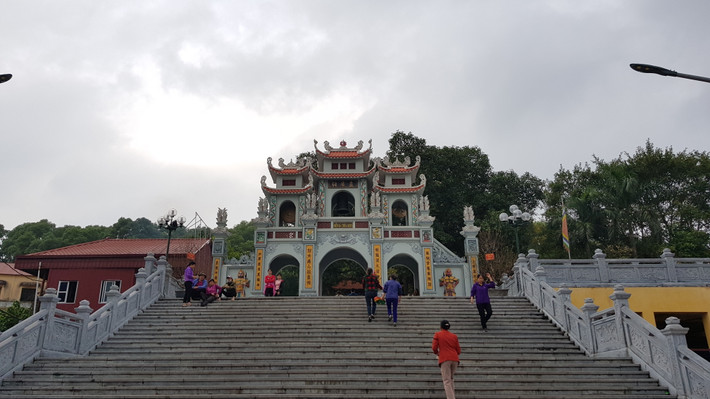 Theo quan niệm dân gian, đầu năm nhiều người làm ăn, buôn bán đến đền Bà Chúa Kho để vay vốn làm ăn - đến cuối năm thì về đền để trả lại khoản đã vay Bà Chúa Kho và báo cáo kết quả buôn bán trong năm đã qua. (Ảnh: Trọng Nghĩa)