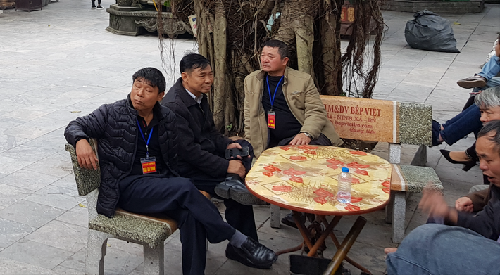 Dù các thành viên của BQL đền luôn túc trực, song hoạt động khấn vái - lễ mướn thuê vẫn diễn ra tấp nập. Một thành viên BQL cho biết, đền cũng chỉ khuyến cáo người dân không nên sử dụng khấn vái thuê vì làm mất đi sự tôn nghiêm và sai lệch tín ngưỡng, văn hóa tốt đẹp của đền Bà Chúa Kho, chứ cũng không thể nào cấm tuyệt đối người dân được. (Ảnh: Trọng Nghĩa)