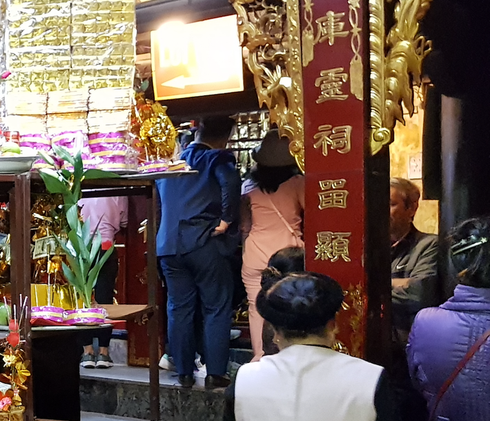 Theo tục lệ, những người đã đến đền để cầu xin may mắn trong kinh doanh, buôn bán và "vay tiền" Bà Chúa Kho để "lấy vía" làm ăn trong đầu năm mới thì cuối năm sẽ đến để "trả tiền" và dâng lễ cảm tạ. Tuy nhiên, thực tế cuối năm nhiều người đến đền để cầu xin cho việc làm ăn may mắn. (Ảnh: Trọng Nghĩa)