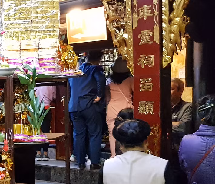 Theo tục lệ, những người đã đến đền để cầu xin may mắn trong kinh doanh, buôn bán và "vay tiền" Bà Chúa Kho để "lấy vía" làm ăn trong đầu năm mới thì cuối năm sẽ đến để "trả tiền" và dâng lễ cảm tạ. Tuy nhiên, thực tế cuối năm nhiều người đến đền để cầu xin cho việc làm ăn may mắn. (Ảnh: Trọng Nghĩa)