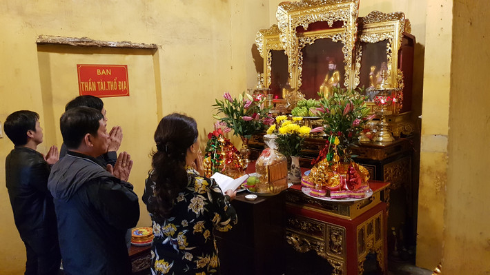 Đa số người thuê khấn lễ mướn đều là các bạn trẻ, người không biết khấn, người đi lẻ. Đội khấn thuê sẽ tận tình chỉ cho khách cần lễ những ban nào, khi ra đến đó, họ sẽ mời mọc khấn hộ. (Ảnh: Trọng Nghĩa)