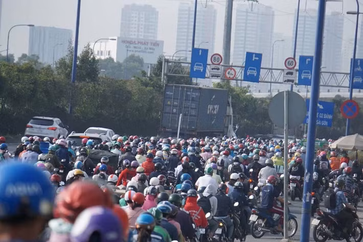 Kẹt xe không lối thoát ở cửa ngõ Sài Gòn.