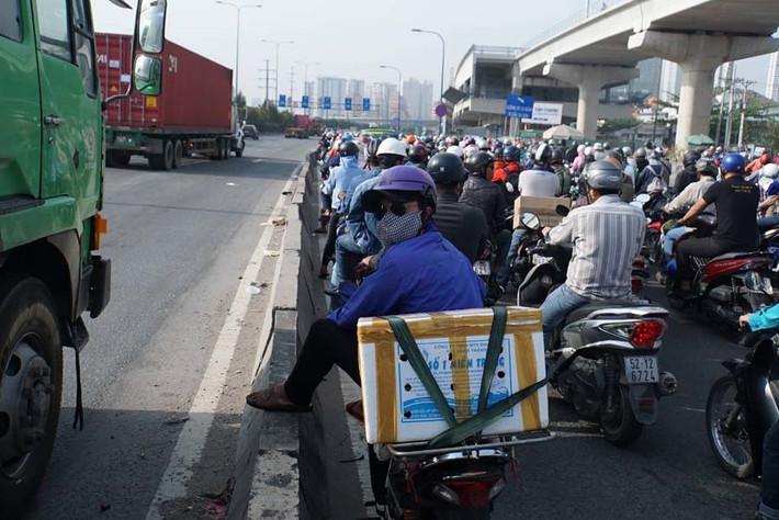 Người dân ngán ngẩm với cảnh kẹt xe từ sáng tới trưa.