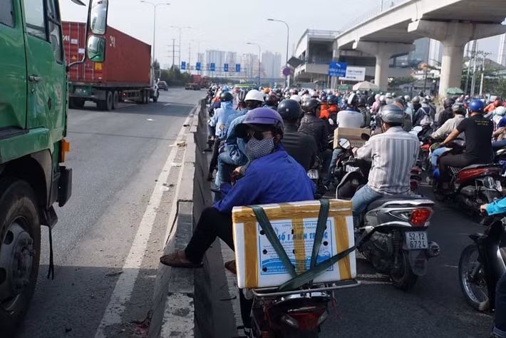 Người dân ngán ngẩm với cảnh kẹt xe từ sáng tới trưa.