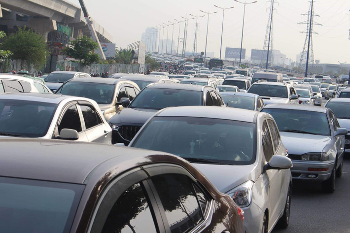 Ô tô đứng yên, không lối thoát do lưu lượng giao thông tăng đột biến.