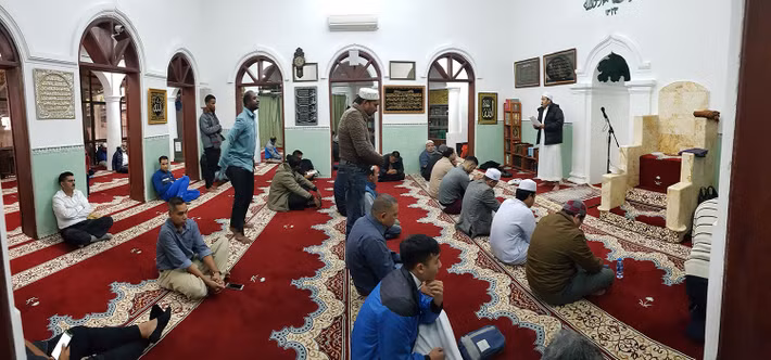 Thứ 6 hàng tuần, Thánh đường Hồi giáo duy nhất của Hà Nội và miền Bắc Al Noor (số 12 Hàng Lược) luôn chật kín tín đồ từ khắp Thủ đô và vùng lân cận. Imam - người dẫn lễ sẽ chủ trì buổi lễ bằng ngôn ngữ tiếng Việt, sau đến tiếng Anh. Ảnh: Trọng Nghĩa