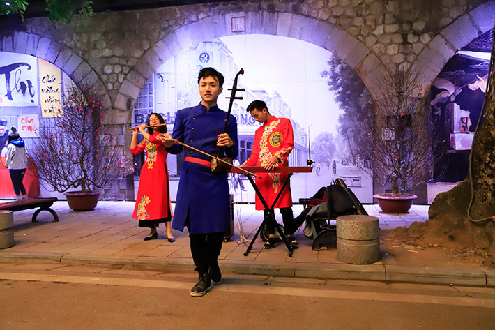 Bên cạnh các gian hàng, trên phố bích họa Phùng Hưng diễn ra chương trình ca nhạc phục vụ người dân đến vui chơi và mua sắm.