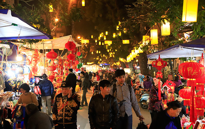 Chợ hoa Tết truyền thống thu hút đông đảo người dân Thủ đô và du khách nước ngoài đến tham quan, mua sắm.