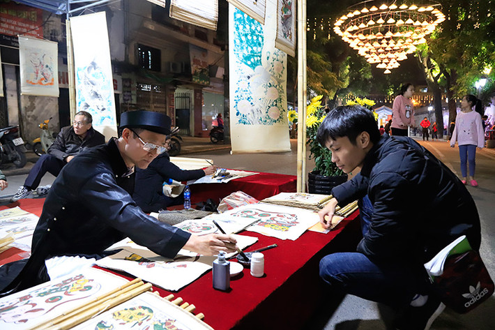 Anh Đào Quang Tú (quận Hà Đông) chia sẻ: “Đây là lần đầu tiên tôi tham quan chợ hoa Tết truyền thống của Hà Nội. Không gian chợ gợi lại trong tôi những ký ức tuổi thơ, bồi hồi trước ngày cận Tết”.