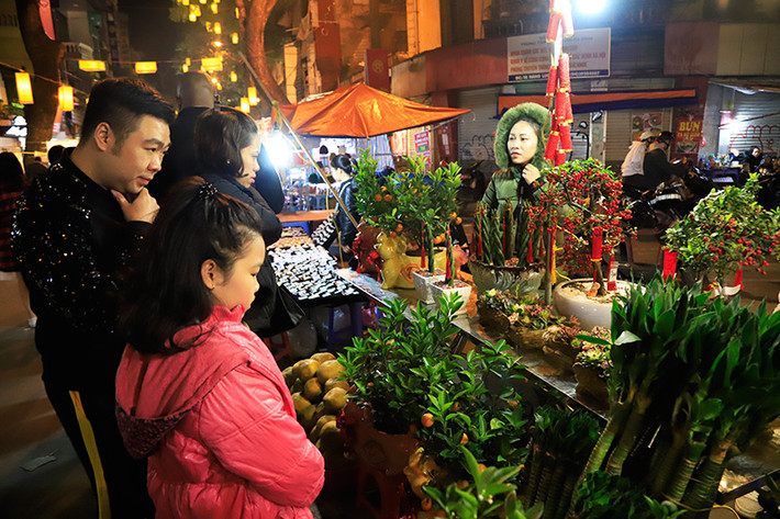 Anh Trần Đức Thắng (quận Hoàn Kiếm) cho hay: “Rảnh rỗi, gia đình tôi qua chợ chơi và sắm ít đồ cho dịp Tết. Giá các mặt hàng ở đây hợp lý, vừa với túi tiền của người dân chúng tôi”.
