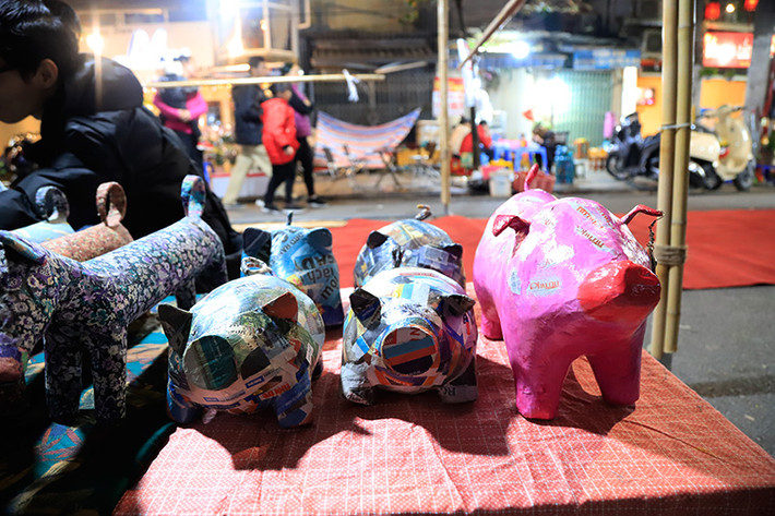 Theo anh Thắng, đi chợ Tết không chỉ để vui chơi, mua sắm, mà còn góp phần gìn giữ giá trị truyền thống của dân tộc. Ảnh: Những chú lợn làm từ giấy bồi đắt hàng trong dịp Tết Nguyên đán Kỷ Hợi 2019.