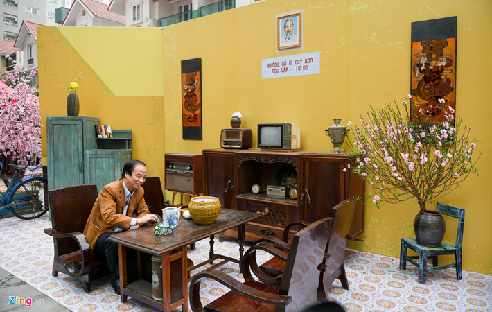 Đến với sự kiện, khách tham quan sẽ được dạo bước trong một Hà Nội thu nhỏ của thời đã qua để ngắm nhìn Ô Quan Chưởng rêu phong cổ kính, góc trưng bày xe cổ, không gian nếp nhà Hà Nội cùng những vật dụng thời bao cấp được phục dựng công phu...