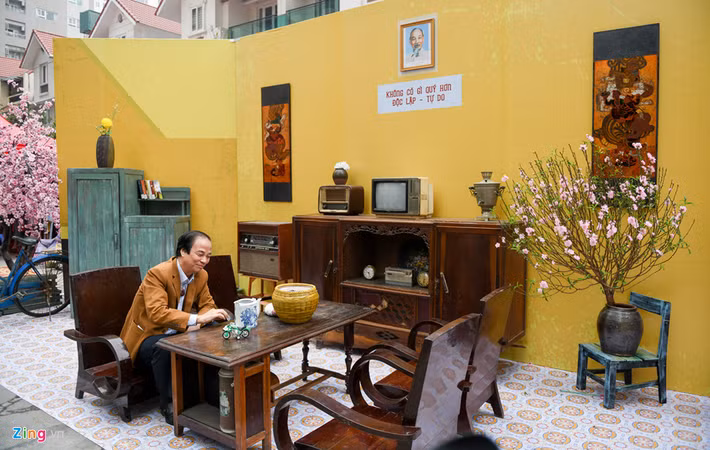 Đến với sự kiện, khách tham quan sẽ được dạo bước trong một Hà Nội thu nhỏ của thời đã qua để ngắm nhìn Ô Quan Chưởng rêu phong cổ kính, góc trưng bày xe cổ, không gian nếp nhà Hà Nội cùng những vật dụng thời bao cấp được phục dựng công phu...