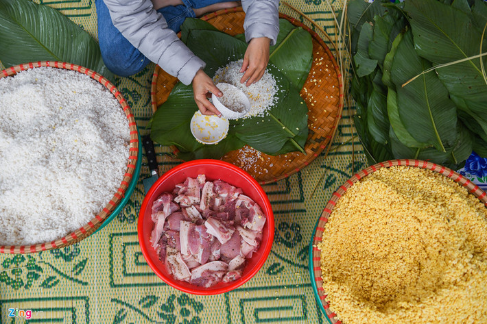 Trong 2 ngày diễn ra sự kiện, các chuỗi hoạt động trải nghiệm vô cùng hấp dẫn gợi nhớ nét Tết xưa như sum vầy bên bánh chưng xanh, nghệ thuật cắt tỉa trang trí bày mâm ngũ quả, hướng dẫn cắm hoa bày ban thờ gia tiên ngày Tết...