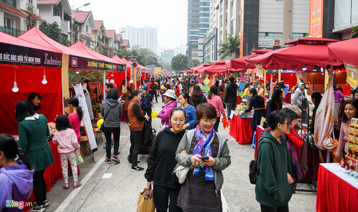 Bên cạnh đó, du khách có cơ hội được trở về quá khứ, sắm Tết tại các quầy hàng mậu dịch, các cửa hàng ăn uống, trải nghiệm vừa quen vừa lạ với hình ảnh xếp hàng đổi tem phiếu lấy quà.