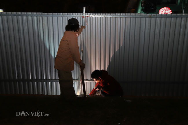 Đến tối 2/1, dải phân cách trên tuyến đường Nguyễn Xiển, Khuất Duy Tiến đang tiếp tục được công nhân rào chắn bằng tôn cao khoảng 2m. 