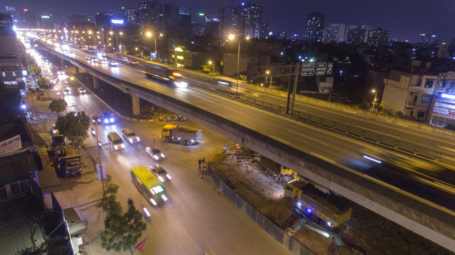 Tuyến đường vành đai 3 dưới thấp từ nút giao Mai Dịch, Phạm Hùng đến nút giao Cầu Dậu (Hà Nội) dài khoảng 9 km được đưa vào khai thác khoảng 10 năm nay. Đây là tuyến cửa ngõ huyết mạch phía Tây Nam thủ đô. Hiện mỗi bên đường có ba làn xe, dải phân cách là thảm cỏ rộng gần chục mét. 