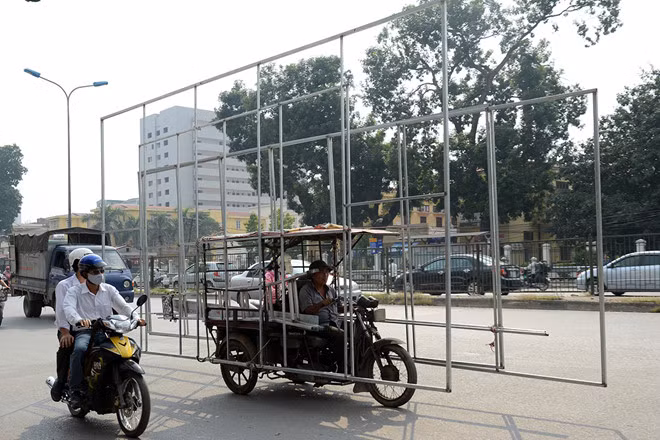 Người lái các xe này thường có hành vi phóng nhanh vượt ẩu, chở đồ cồng kềnh gây cản trở giao thông, gây nguy hiểm cho những người xung quanh.