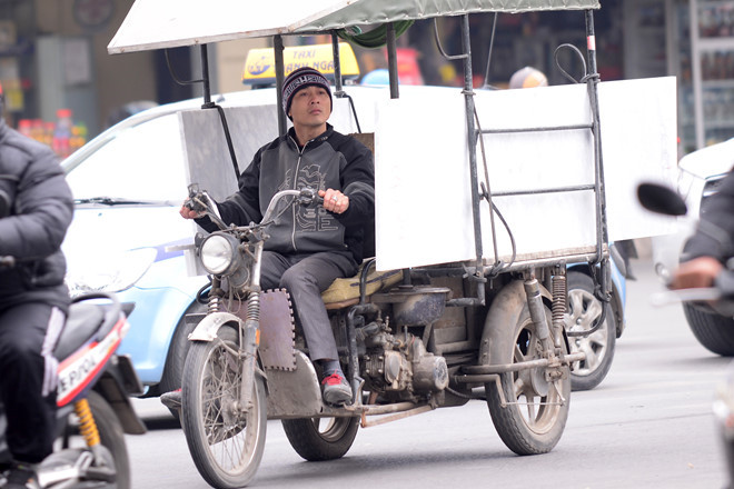 Không khó để bắt gặp xe thương binh “làm mưa làm gió” trên các con phố thủ đô.