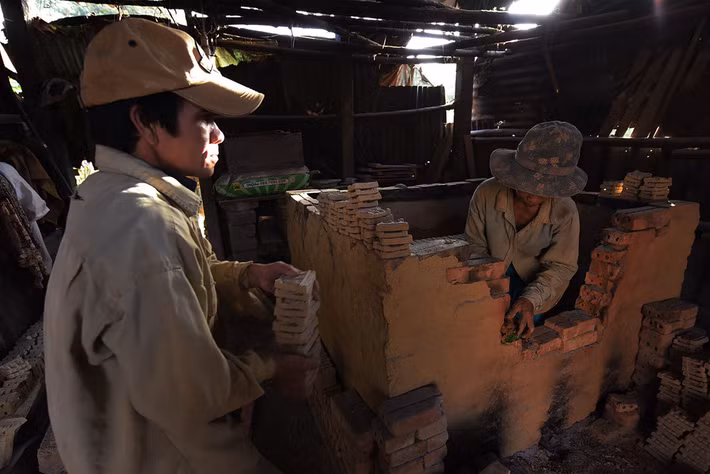 Để cho ra đời những tượng ông Táo hoàn chỉnh, kịp cho các gia đình “rước” về đón Tết, người thợ gốm Địa Linh phải cẩn thận từng bước một, từ khâu chọn lựa đất sét, đến công đoạn nhào nặn, in khuôn, nung gốm và tô điểm cho tượng. Tượng được phơi khô, cho vào lò nung, công đoạn này thường mất 2-3 ngày, nếu thời tiết không nắng ráo, có khi họ phải dùng quạt máy để hỗ trợ cho quá trình phơi khô. 