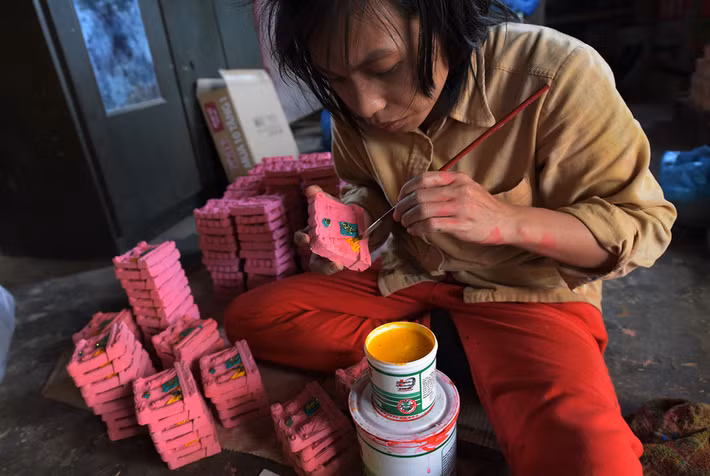 Ông Táo sau này có nhiều thay đổi về màu sắc hơn so với ngày xưa khi được sơn và rắc kim tuyến lên bề mặt. Tuy nhiên, người Huế xưa vẫn chuộng thờ ông Táo theo hình thức mộc mạc trước đây.