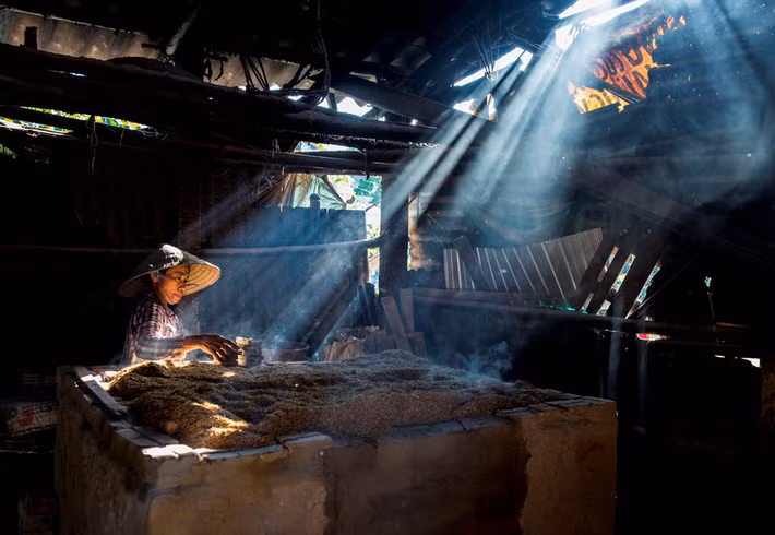 Một mẻ tượng trước khi thành phẩm được nung và làm nguội trong 2 ngày. Lò nung thường có nhiều cửa, được bố trí bốn phía giúp thông hơi và đảm bảo nhiệt độ bên trong.