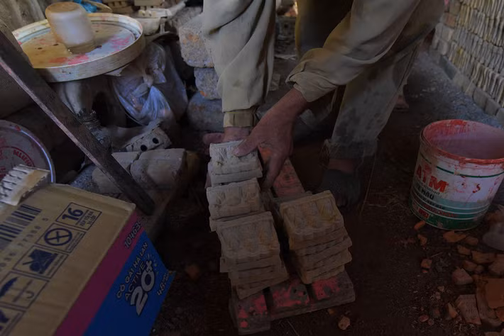 Công đoạn xếp tượng vào lò nung nhìn rất đơn giản, nhưng đó là lúc thể hiện sự khéo léo, kinh nghiệm bàn tay người thợ. 