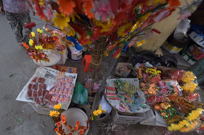 Được biết mỗi bộ tượng ông Táo bán ra cho lái buôn với giá 1.000 đồng/Táo không màu hay Táo sơn mài bóng và 1.500 đồng/Táo sơn màu, tiền lời thu được là 500-700 đồng/tượng. Ông Táo là một thứ đồ không thể thiếu trong các sạp bán hàng của các khu chợ, dù là chợ lớn hay chợ quê ở cố đô Huế mỗi dịp Tết đến, xuân về.