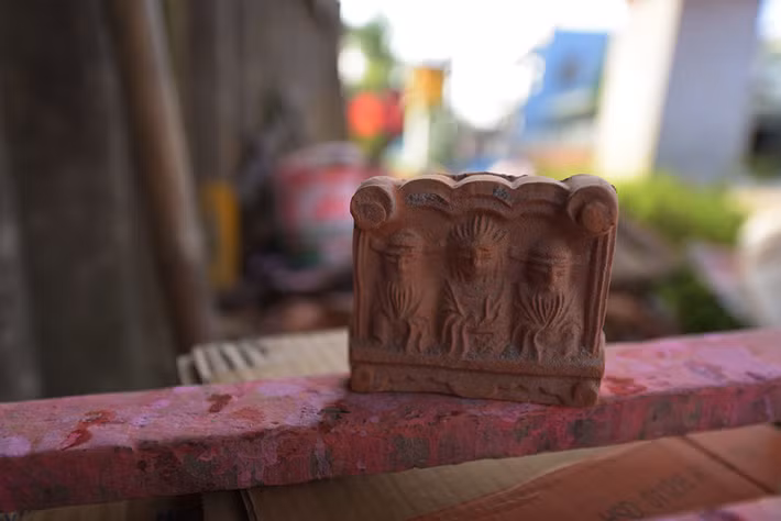 Khi thành phẩm, tượng có màu vàng nhạt đặc trưng của đất.