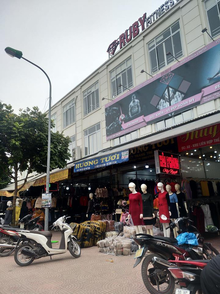 Căn cứ Điều 64, Luật Đất đai năm 2013 về các trường hợp thu hồi đất do vi phạm pháp luật về đất đai bao gồm: “Sử dụng đất không đúng mục đích đã được Nhà nước giao, cho thuê…” Ngoài ra, theo quy định tại Điều 25 Luật Phòng cháy chữa cháy năm 2001, sửa đổi bổ sung năm 2013: Tại các chợ quy mô lớn và trung tâm thương mại phải tách điện phục vụ kinh doanh, sinh hoạt, bảo vệ và chữa cháy thành từng hệ thống riêng biệt.