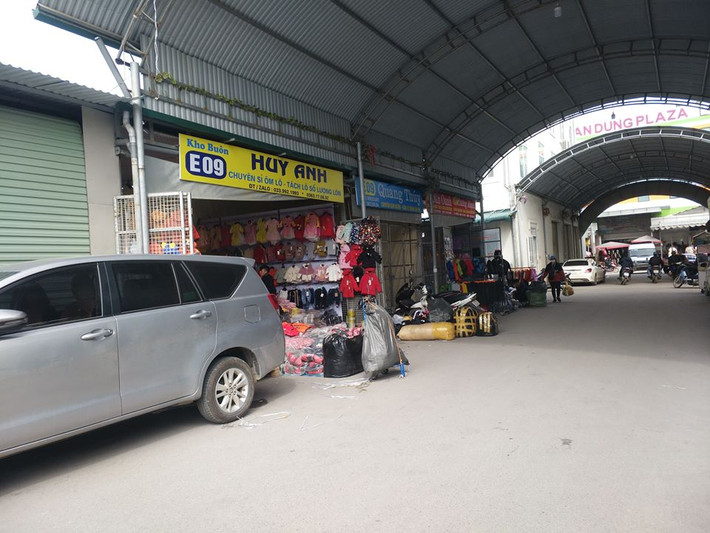 Cụ thể, ở khu vực tầng 1 của Khu dịch vụ Thể dục, thể thao trung tâm xã Ninh Hiệp có nhiều ki ốt, gian hàng bày bán các loại vải vóc, quần áo. Phần đường dành cho người đi bộ bị chiếm dụng. Ở trên tầng 2, Công ty đã cho thuê làm kho để chứa quần áo. Ngoài ra, còn cho thuê và trông giữ phương tiện giao thông, tự ý xây dựng 6 công trình không phép, diện tích vi phạm lên đến 1.987m2.