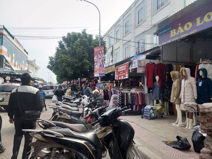 Đến ngày 24/4/2018, UBND huyện Gia Lâm đã có Quyết định số 3238/QĐ-UBND thành lập Đoàn kiểm tra liên ngành tại Khu dịch vụ Thể dục, thể thao trung tâm xã Ninh Hiệp. Căn cứ vào nội dung Báo cáo số 42/BC-ĐKTLN của Đoàn kiểm tra liên ngành, UBND huyện Gia Lâm đã có văn bản số 1566/UBND-NV chỉ đạo UBND xã Ninh Hiệp lập kế hoạch tổ chức cưỡng chế phá dỡ các công trình vi phạm trật tự xây dựng tại Khu dịch vụ Thể dục, thể thao trung tâm xã Ninh Hiệp theo quy định.