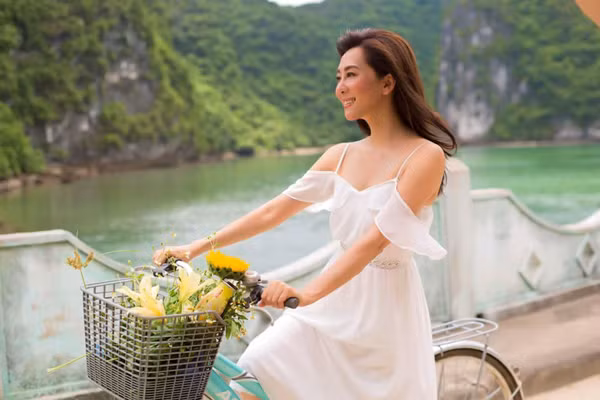 Không chỉ chinh phục khán giả bằng tài năng, sự duyên dáng, mỹ nhân sinh năm 1965 còn khiến người hâm mộ luôn nhớ tới cô bởi body nóng bỏng, thậm chí “vượt mặt” những cô gái trẻ.