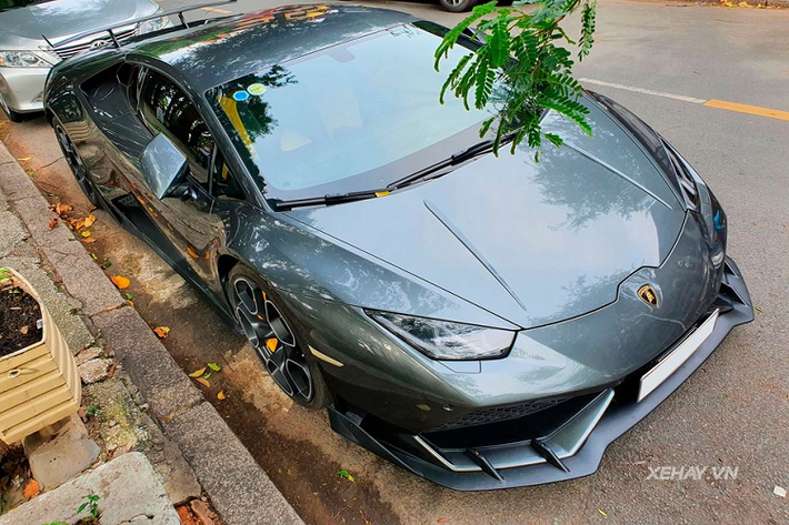 Về nguồn gốc, siêu phẩm Lamborghini Huracan LP610-4 trong bài viết được đưa về nước vào hồi cuối năm 2015 và kể từ đó cho tới giờ, thay vì đổi qua nhiều "bộ cánh" ngoại thất như các siêu xe khác, chiếc Huracan này vẫn chung thuỷ với màu sơn xám ghi nguyên bản.