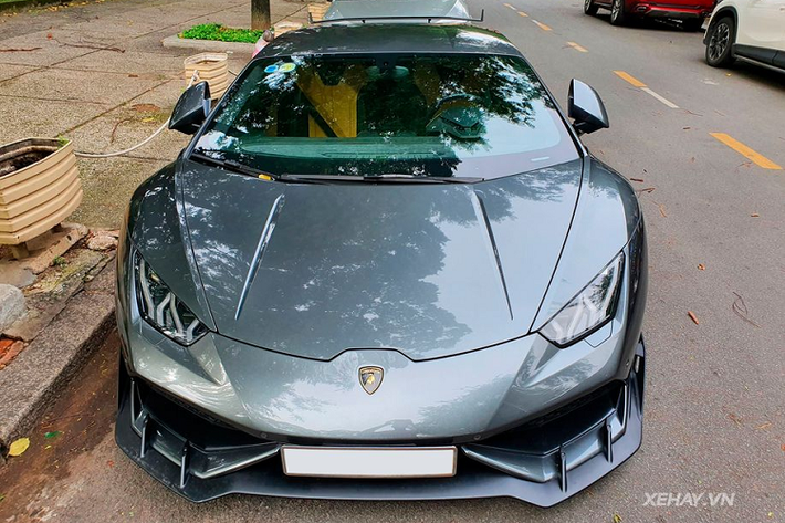 Theo tìm hiểu, để làm mới cho chiếc xe của mình, chủ nhân của siêu phẩm Lamborghini Huracan LP610-4 độ body-kit chính hãng cho xe với giá 22.500 USD (khoảng 535 triệu đồng) vào năm 2017. Các nâng cấp của gói body-kit bao gồm ốp phía trước, ốp sau, ốp lườn hông, cánh gió khí động học phía sau cùng hệ thống ống xả thể thao hơn.