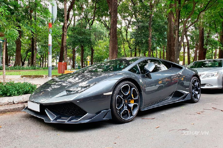 Siêu xe Lamborghini Huracan LP610-4 có bộ khung làm từ sợi carbon/nhôm hybrid, thân xe chất liệu nhôm và composite. Kích thước dài, rộng, cao của xe lần lượt là 4.459 x 1.924 x 1.165 mm. Chiều dài cơ sở 2.620 mm và trọng lượng khô 1.422 kg.