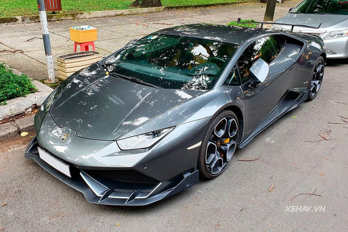 "Siêu bò" sở hữu động cơ V10 5.2L cho công suất 602 mã lực và mô-men xoắn cực đại 560Nm, kết hợp số tự động 7 cấp và hệ dẫn động 4 bánh toàn thời gian, cho phép xe tăng tốc 0-100 km/h trong 3,2 giây trước khi cán tốc độ tối đa 320 km/h.