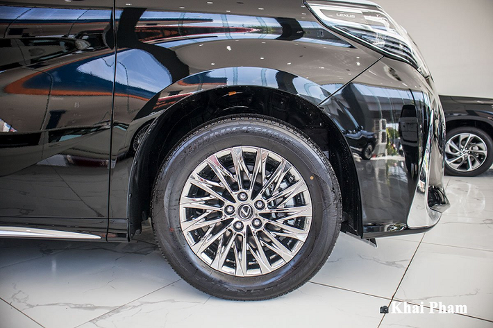 Về ngoại thất, Lexus LM300h hoàn toàn mới vừa về Việt Nam sở hữu thiết kế giống Alphard nhưng đã "qua tay" Lexus nên được chăm chút tỉ mỉ hơn. Bằng chứng là phần đầu xe đã trau chuốt với những nét đặc trưng của thương hiệu Lexus. Đầu tiên sự đẳng cấp của LM300h thể hiện ở phần lưới tản nhiệt con suốt với hoạ tiết cầu kỳ hơn, logo 3D màu xanh xanh ở vị trí trung tâm biểu hiện cho phiên bản Hybrid kèm camera quan sát phía trước. Toàn bộ phần viền được mạ crom và ngay cả hốc gió phía trước tích hợp đèn sương mù cũng tương tự.