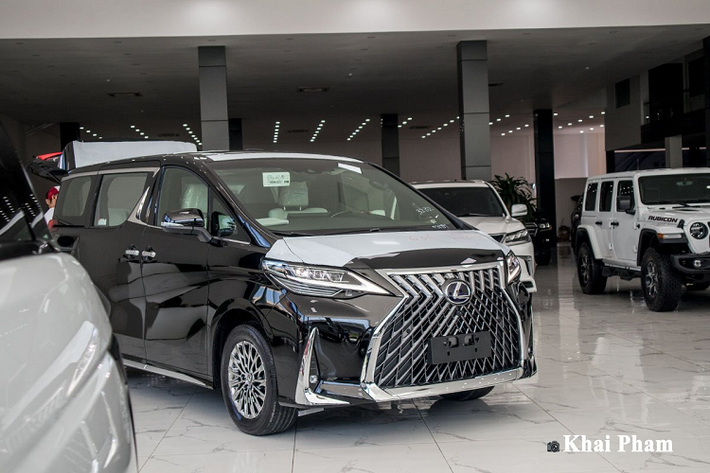 Là bản full option nên Lexus trang bị cho LM300h 2020 các công nghệ an toàn tân tiến hàng đầu như: Hệ thống quản lý vận hành thông minh VDIM, hệ thống đảm bảo an toàn trước va chạm PCS, hỗ trợ theo dõi làn đường LTA, hỗ trợ chuyển làn với giám sát điểm mù BSM, điều khiển hành trình bằng radar DRCC, kiểm soát ổn định thân xe VSC, kiểm soát lực kéo TRC, phanh ABS/EBD/BA, cảnh báo áp suất lốp, cảnh báo giao thông phía sau RCTA...Được biết, giá xe Lexus LM300h 2020 đang được chào bán với giá hơn 10 tỷ đồng tại đại lý tư nhân Hà Nội.