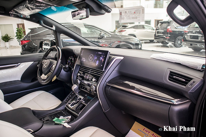 Đuôi xe Lexus LM300h nổi bật nhờ cụm đèn hậu LED nối liền to bản và dải đèn xi-nhan thiết kế dạng đuổi đầy bắt mắt. Cụm đèn hậu này cũng cho thấy sự sang trọng khác biệt so với bản gốc giúp khách hàng hoàn toàn yên tâm để phân biệt đẳng cấp giữa LM300h và Alphard. Chiếc ôtô mới Lexus LM300h mà chúng tôi đa giới thiệu đến bạn đọc thuộc phiên bản Royal Lounge với 4 chỗ ngồi VIP đặc biệt cao cấp.