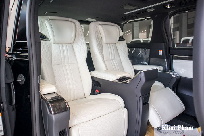 "Trái tim" xe Lexus LM300h 2020 sử dụng động cơ Hybrid bao gồm máy Atkinson 2.5L cho công suất tối đa 141 mã lực, mô-men xoắn cực đại 270 Nm. Động cơ trên kết hợp hộp số e-CVT và hệ dẫn động 4 bánh toàn thời gian. Ngoài ra, xe còn một bộ pin Niken cho công suất 67 mã lực và mô-men 139Nm. Với sự kết hợp trên, mẫu xe này cho ra tổng công suất 208 mã lực.