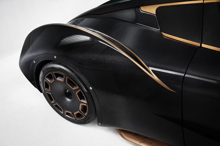 Carmen Boulogne có trọng lượng 1.630 kg nhờ mái bằng sợi carbon và hệ thống treo nhẹ hơn.