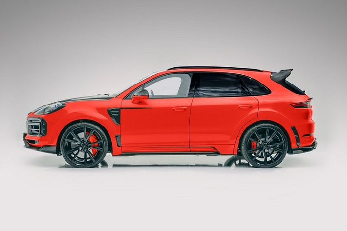 Nhờ sức mạnh mới, những chiếc Cayenne nhà Mansory chỉ cần chưa tới 4.0 giây để tăng tốc từ 0 - 100 km/h, tốc độ tối đa đạt 285 km/h, điều kiện là xe được trang bị gói Sport Chrono tùy chọn.