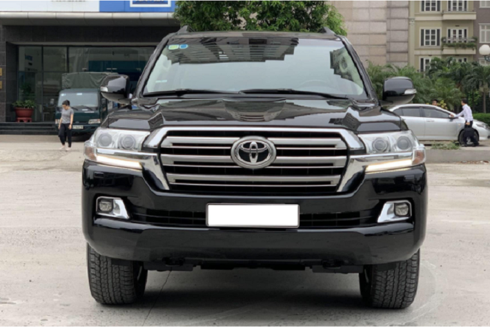 Toàn bộ cụm đèn pha và đèn sương mù của Land Cruiser 2015 đều sử dụng hệ thống đèn LED thay thế cho đèn HID và halogen ở phiên bản trước. Đơn cử Toyota Land Cruiser đời 2015 nhập khẩu chính hãng, lăn bánh được 5 năm đang được chào bán với giá 2,98 tỷ đồng. Đáng chú ý, tại thời điểm năm 2015 giá xe Toyota Land Cruiser phiên bản “VX” này được phân phối chính hãng với giá 2,825 tỷ đồng.