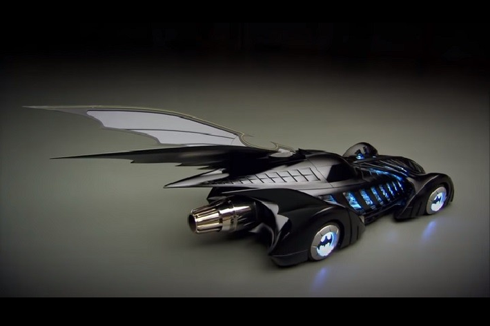 Trên thực tế, đoạn phim tài liệu này đã được thực hiện trong năm 2012, nhưng đến giờ thì nó mới được phát hành miễn phí cho tất cả mọi người. Mẫu Batmobile đầu tiên mà chúng ta thấy ở đây là từ bộ phim “Batman” năm 1943. Trong hình thái từ thuở sơ khai này, nó chỉ đơn giản là một chiếc xe cho triệu phú. Nó là một chiếc Cadillac 1939, không bọc giáp, không trang bị vũ khí tối tân, và thậm chí còn không có lấy huy hiệu Dơi đặc trưng.