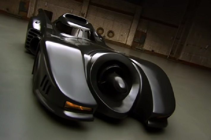 Hồi nửa đầu tháng 5, hãng phim Warner Bros. Entertainment đã phát hành một thước phim tài liệu về lịch sử Batmobile trong phim lên YouTube, qua đó giúp khán giả hiểu thêm về sự tiến hóa của một trong những phương tiện ngầu nhất thế giới giả tưởng.